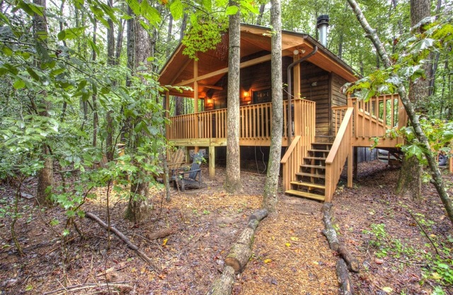 PREMIER CABIN! Serenity A one level getaway with everything you need on a small creek.