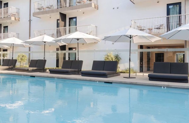 Premier King Spectacle with Terrace, The Lüm Hotel, Steps from SoFi Stadium