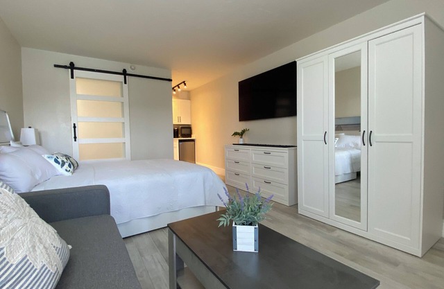 Premier Waterfront Room, Tiki Bar & Grill, Live Music, Pool, Gym, Kitchenette
