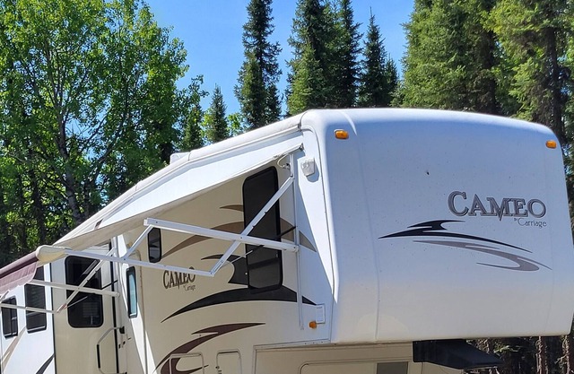 Premium Alaskan 5th wheel in Private setting