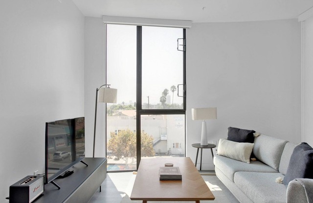 Premium Hollywood 2BR w/ Roof & BBQ, nr Melrose/Fairfax, by Blueground