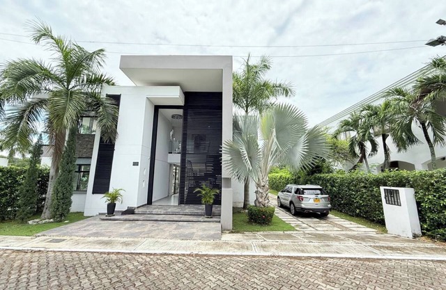 Premium home in Girardot: lake, cinema, swimming pool and BBQ area