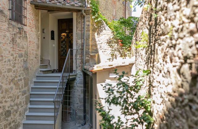 Prestigious apartment with panoramic terrace, located in the center of Cortona.