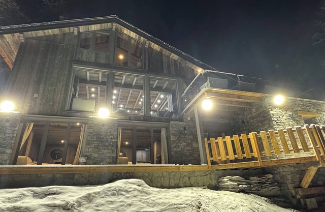 Prestigious chalet, sleeps 12, sauna, jacuzzi, 100 m from the slopes