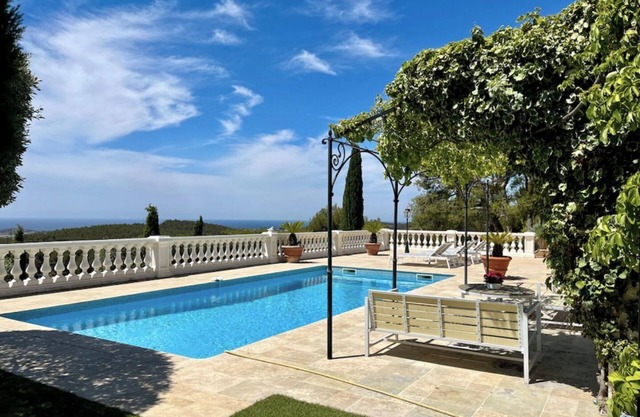 Prestigious villa, swimming pool and breathtaking view