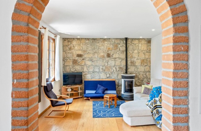 Pretty and cozy private house is located in the central area in Abano Terme, a few steps from the Cathedral of San Lorenzo, Piazza Mercato and the Urban Thermal Park, in a quiet and relaxing neighbourhood, spacious and perfect for 6 people. The accommoda