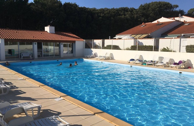 Pretty house facing the sea with pool in a private residence