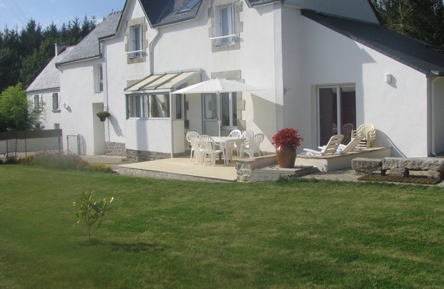 PRETTY HOUSE LOCATED BETWEEN COUNTRYSIDE AND SEA