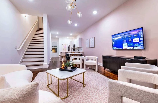Pretty in Pink! 14 Beds - Game Room and Rooftop!