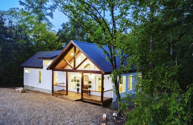 Pretty in the Pines - BEST LOCATION Luxurious Couples Cabin - Broken Bow, OK