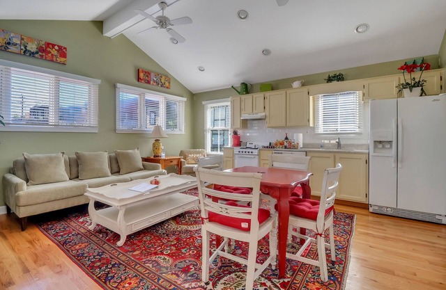 Pretty Jones Street Carriage House Free Parking