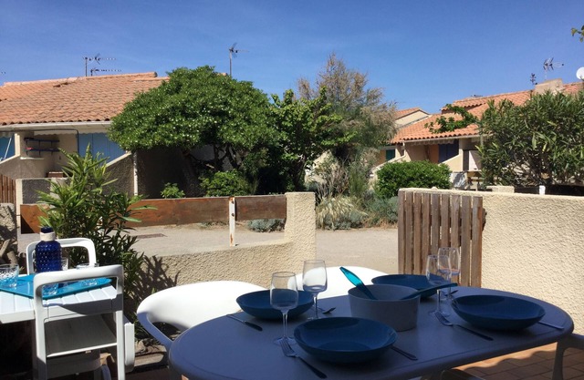 Pretty little house in secure residence 150 meters from the beach with wifi !