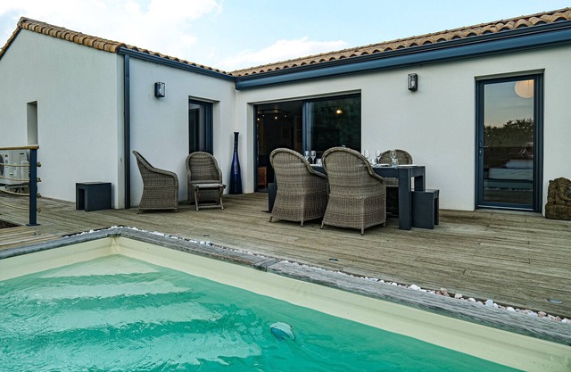 Pretty new house with swimming pool Les Sables sleeps 8