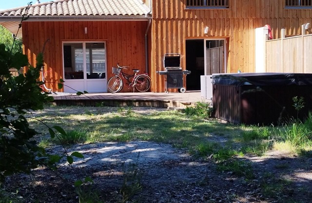 Pretty new house on the edge of a forest with its own private SPA, 7 minutes from the beach!