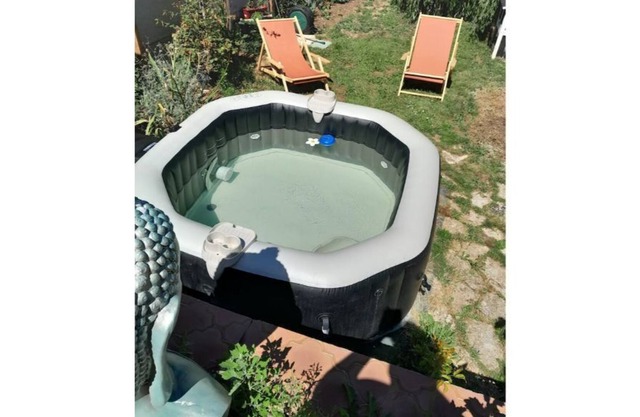 Pretty town house with courtyard/ parking and Jacuzzi access (pets welcome)