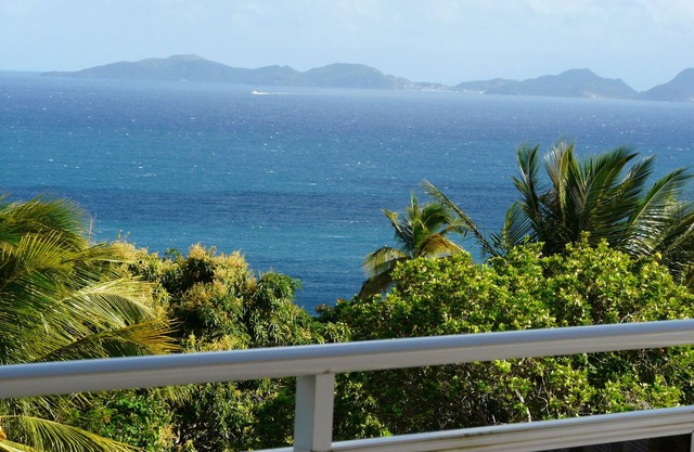 Pretty villa of very good quality with view on sea and Mountain