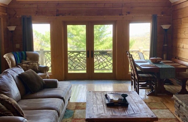 Price reduced for spring skiing! Cozy home overlooking Hatley Pointe Ski Resort