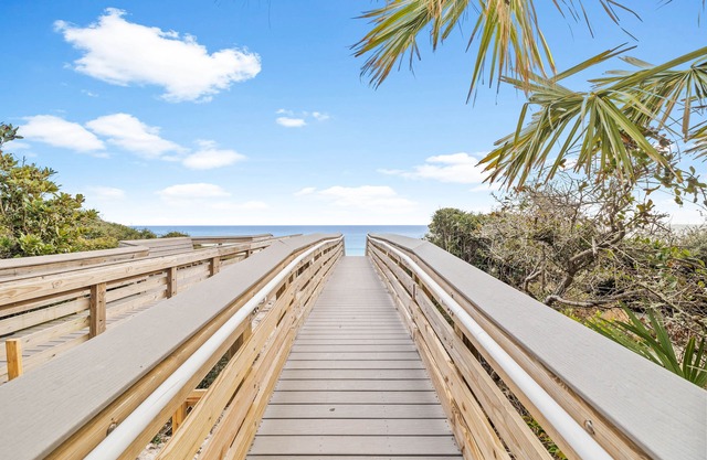 Prime 30A Location, Beach Access, Pool, Wifi, King Bed