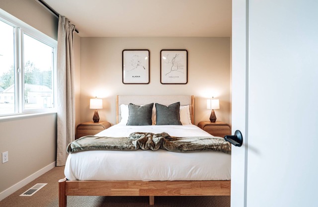 Prime Eagle River Stay : Walkable Location