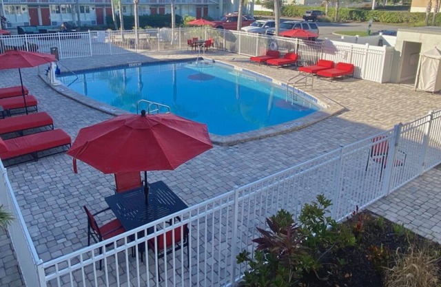 Prime Location! 2 Relaxing Units, Free Breakfast & Parking, Onsite Pool