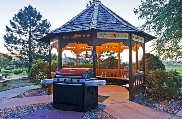 Prime Location! 3 Sleek Units, Free Parking, Pets Allowed, Kitchen