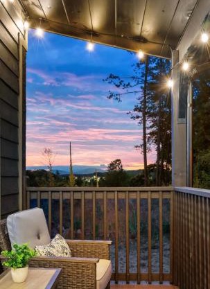 Prime Location, close to Dollywood and Pg Forge Downtown with Mtn view, Hot tub & Game Room
