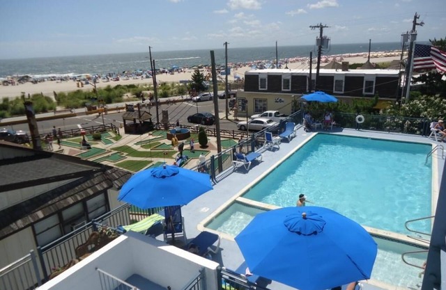 Prime location, Steps from Beach, Shopping and Restaurants
