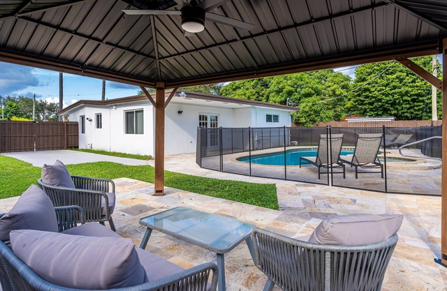 Prime Miami Home with heated Pool + BBQ
