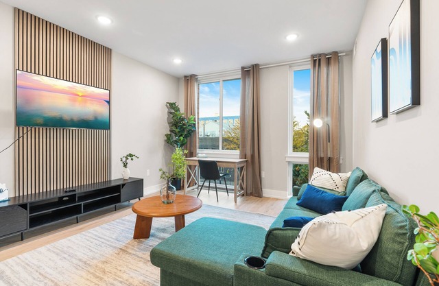 Prime N. Liberties, Lux King Bed, Wifi, Sleeps 4ppl, Rooftop Access, 2 Smart TVs