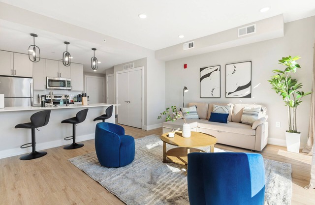 Prime N. Liberties, 2BR Sleeps 6, by Fishtown, Lux Queen Beds, Wifi, Smart TVs