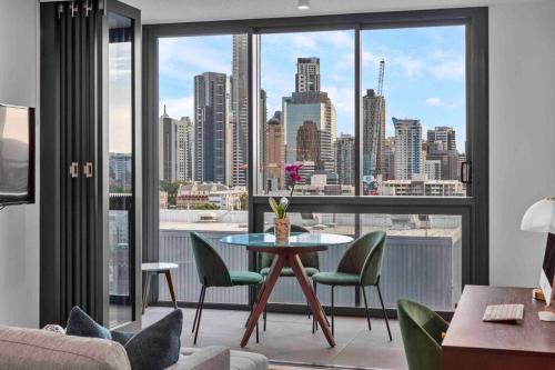Prime position 2 x Bed, view, parking, pool