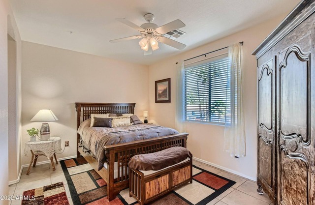 Prime retreat location-1/2 mile to Fountain Park and restaurants.