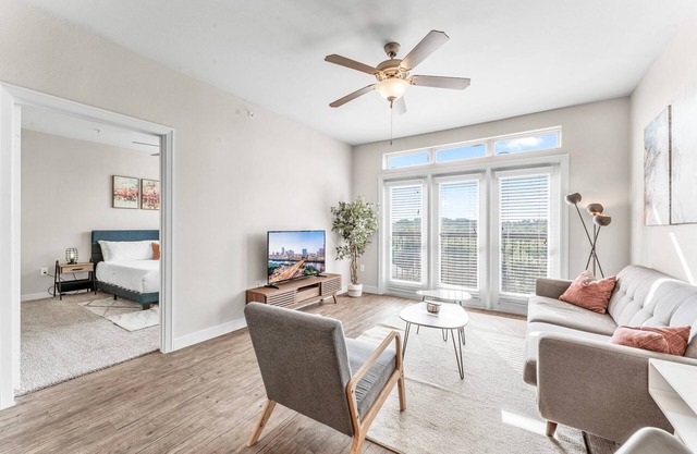 Prime Soco 2BR King Suite w Gympickleballlaundry