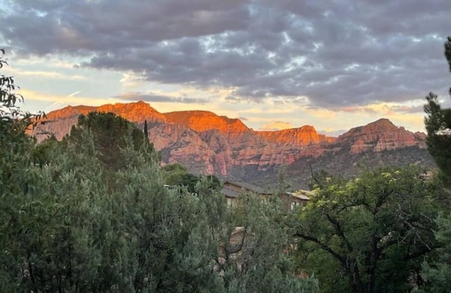 PRIME Uptown Sedona Location. Walk to shopping and Dining!