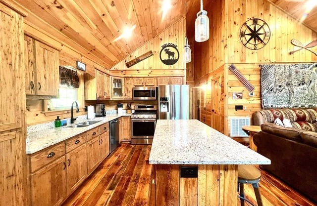 Pristine 2 bedroom cabin in the Blue Ridge mountains of North Carolina