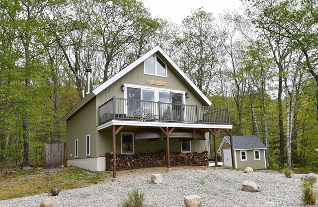 Pristine Home Minutes to North Conway, A/C and Fenced Backyard w Gas Fire Pit