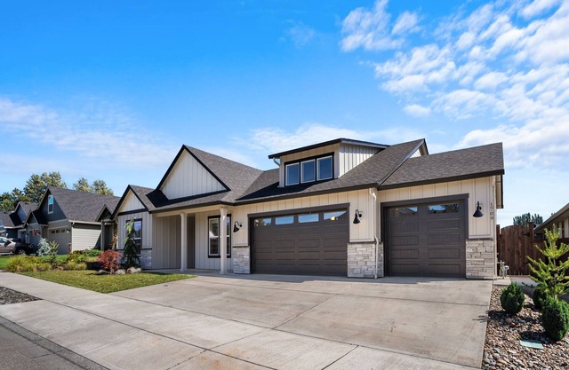 Pristine & NEW exec home. Playground. King bed. 3 car garage.