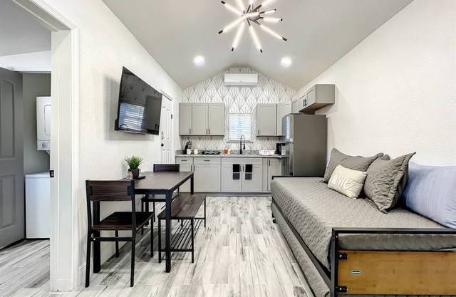 Private 1BR Retreat Fast Wi-Fi + Pets Welcome