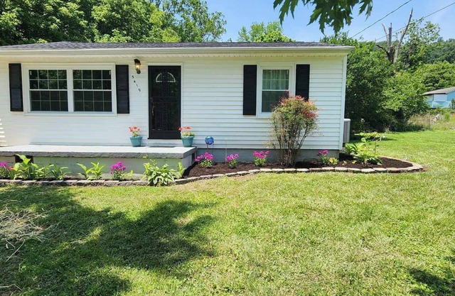 Private 2 Bed/1 full Bath close to everything-12 min to downtown Knox!