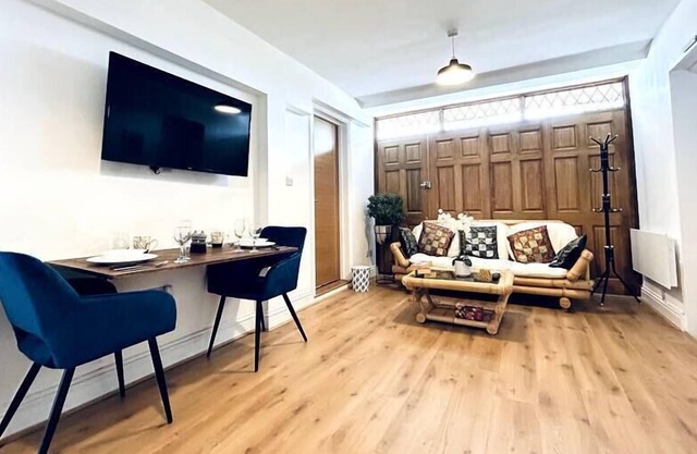 Private 2 Bed - 18 min to Central