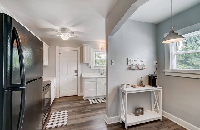 Private 2 bedroom apartment within walking distance to Toledo Hospital!
