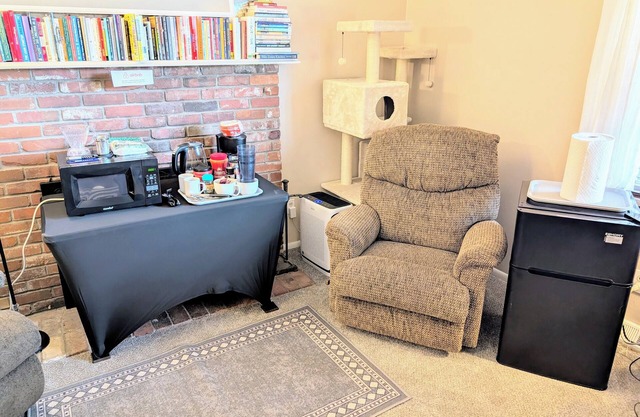 Private 2br/1.5ba Suite in a house with separate entrance, WiFi, Parking!