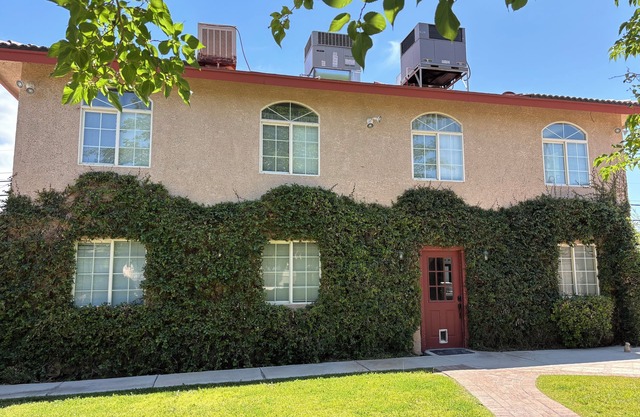 Private 2BR Upstairs Casita in fabulous Las Vegas- with Pool