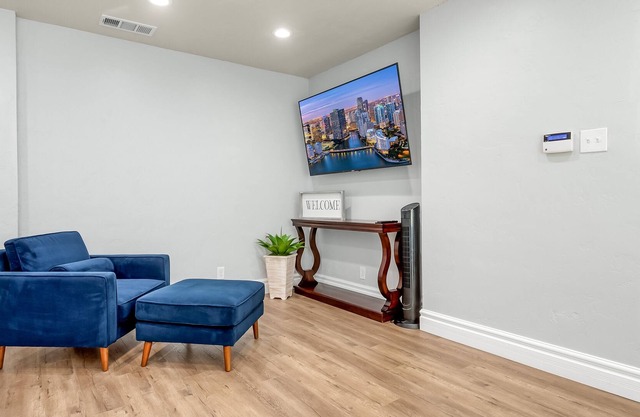 Private 4 Guest Home W/ King Bed & Fast WiFi