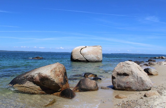 Private 6 Acres, Walk to Private Beach