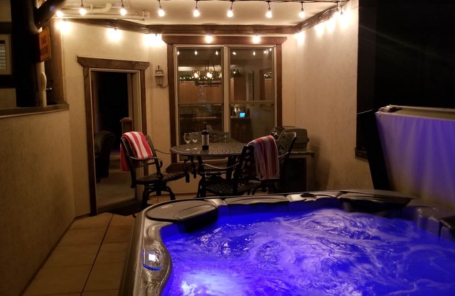 Private 6-Per Hot Tub & Private Garage - 5 Min Walk to Lifts & Town -New Remodel