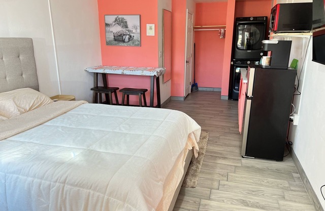 Private and Quiet Studio w/Kitchenette + W/D, Long Stay Ready w/All Amenities