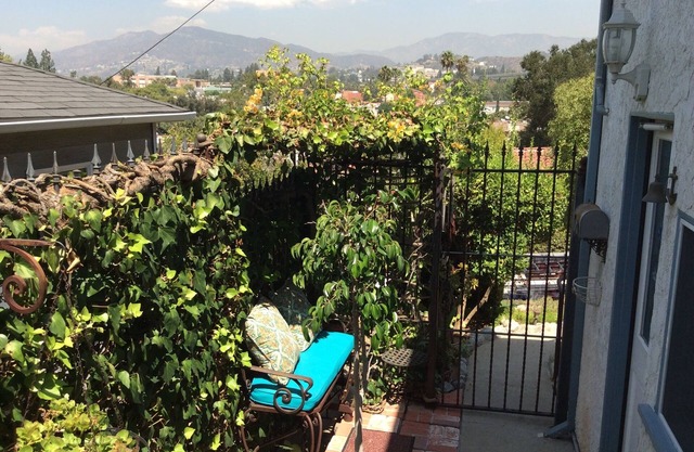 Private and serene studio in beautiful Glendale with private entrance