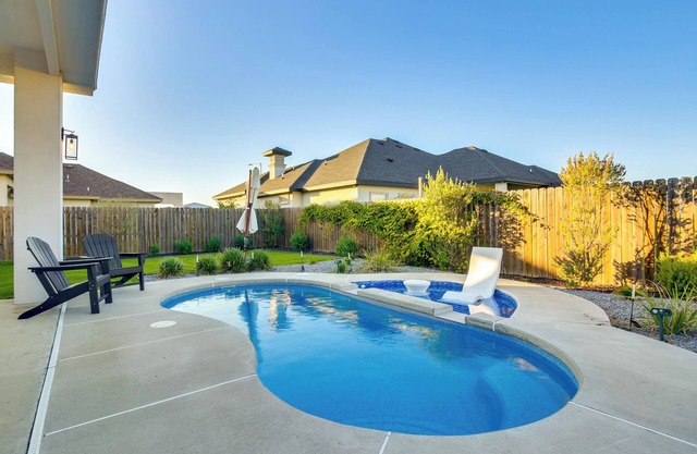 Private Backyard Oasis: Brownsville Family Home