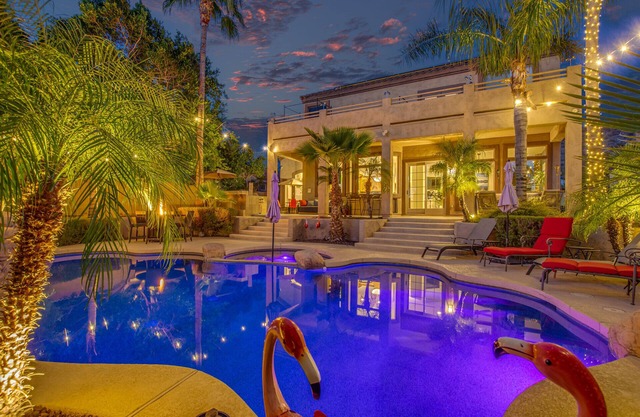 Private backyard w/heated pool/spa. 20 mins from TPC and Super Bowl